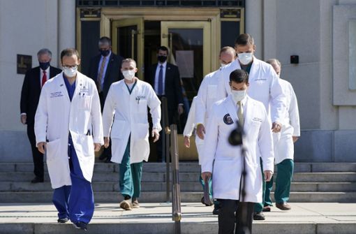 Die Ärzte gaben am Sonntag ein Statement zum Gesundheitszustand des US-Präsidenten ab. Foto: AP/Jacquelyn Martin