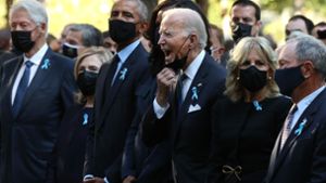 Im Beisein von US-Präsident Joe Biden leitete um 8.46 Uhr (Ortszeit) der Klang einer Glocke eine Schweigeminute an dem Ground Zero genannten Anschlagsort im Süden Manhattans in New York ein. Foto: AFP/CHIP SOMODEVILLA