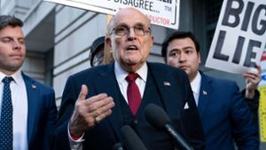Donald Trumps Ex-Anwalt Rudy Giuliani muss sich unter anderem wegen Verschwörung und Betrug vor Gericht verantworten. Foto: Jose Luis Magana/AP/dpa