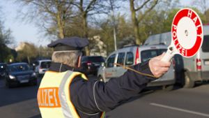 Eine 55-jährige Autofahrerin, wahrscheinlich aus der „Selbstverwalterszene“, verliert bei einer Verkehrskontrolle in Leonberg die Fassung und leistet Widerstand gegen die Polizei. Foto: dpa/Paul Zinken