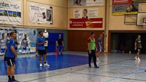 Auch beim Handball kommt es auf den richtigen Standpunkt an: Beim Trainingslager in der Osthalle trainierte das SVK-Team  taktische Varianten. Foto: privat