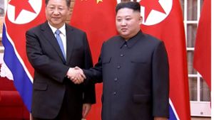 Die Staatchefs Xi Jinping und Kim Jong Un (rechts) bei einem Treffen im Jahr 2018 Foto: afp/CCTV