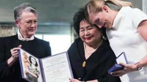 Die emotionalste Nobelpreisverleihung: Beatrice Fihn mit einer Überlebenden der Hiroshima-Katastophe Foto: dpa