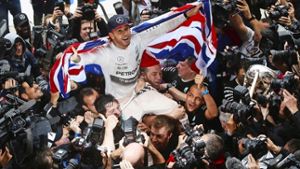 Der Nabel der Formel-1-Welt: Lewis Hamilton steht nach seinen drei Titel auf der gleichen Stufe wie Niki Lauda und Ayrton Senna Foto: imago