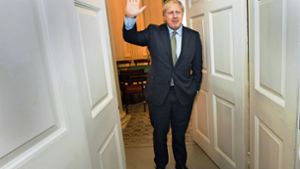 Der Premier Johnson will seinen Amtssitz nicht so schnell räumen wie erhofft. Foto: AFP