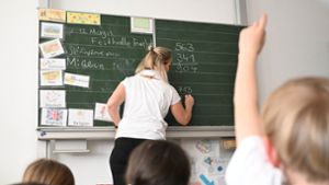 Wegen des Rückgangs der Geburtenzahlen könnte der Lehrermangel im Südwesten bald überwunden sein. (Symbolbild) Foto: dpa/Bernd Weißbrod