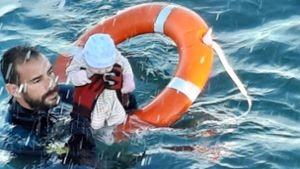 Flüchtlingskrise vor Europas Küste: Ein Taucher der spanischen Guardia Civil rettet im Mai  ein Baby vor Ceuta aus dem Mittelmeer. Foto: dpa/---