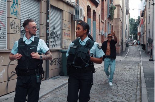 Szene aus dem Musikvideo „Sweet Police“, das mit Schauspielern auf der Weberstraße in der Stuttgarter Altstadt gedreht worden ist. Im Hintergrund: der Rapper Mamo. Foto: /Don Via GmbH