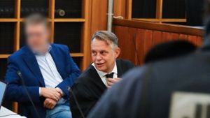 Bürgermeister Klaus Schifferer (links) mit seinem Anwalt Kristian Frank. Foto: dpa/Anna Ross