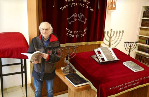 Georg Wötzer liest in der Esslinger Synagoge in einem Buch über den jüdischen Kantor Mayer Levi. Foto: /Rainer Kellmayer