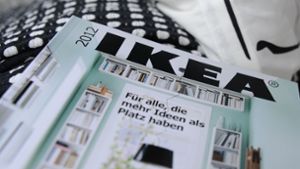 Den Ikea-Katalog gibt es jetzt als stundenlanges Hörbuch. Foto: Angelika Warmuth/dpa