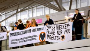 Die Demonstranten sprachen sich in Stuttgart gegen Kurzstreckenflüge und Privatjets aus. Foto: Lichtgut/Julian Rettig