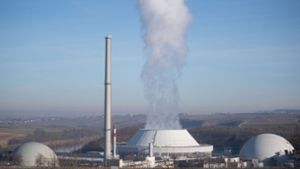 Dampf kommt aus dem Kühlturm  von Block 2 des Kernkraftwerks Neckarwestheim, daneben sind Block 1 (links) und Block 2 des Akw zu sehen. Foto: dpa/Marijan Murat