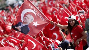 Erdogan-Anhänger feiern ihren Präsidenten bei einer Demonstration: Seit dem gescheiterten Putsch gilt der Ausnahmezustand in dem Land, dieser soll mindestens bis ins Frühjahr hinein verlängert werden. Foto: dpa