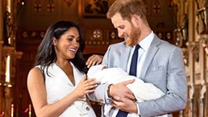 Da ist er! Das erste Kind von Herzogin Meghan und Prinz Harry hat seinen ersten Pressetermin absolviert: auf Schloss Windsor stellten die frisch gebackenen Eltern ihren Sohn der Öffentlichkeit vor. Foto: dpa