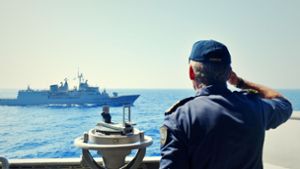 Ein Offizier salutiert während einer Militärübung im östlichen Mittelmeer an Bord eines griechischen Kriegsschiffes. Foto: dpa