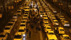Nichts ging mehr in Madrid: Taxifahrer blockierten am Montag zum Protest gegen Uber und Co. die Hauptstraße. Foto: AP