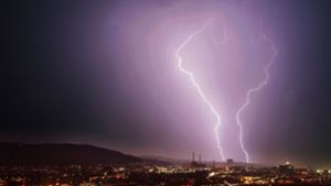 Blitze am Himmel über Stuttgart bei einem Gewitter  Ende August Foto: Andreas Rosar
