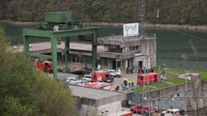 Die Feuerwehr sichert den Ort der Explosion an einem Wasserkraftwerk am Stausee von Suviana ab. Foto: dpa/Michele Nucci