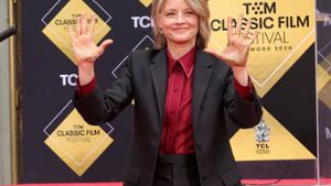 Hollywood-Star Jodie Foster präsentiert stolz ihre zementverschmierten Hände Foto: imago/ABACAPRESS