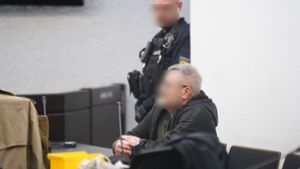 Der Angeklagte sitzt wegen zweifachen Mordes auf der Anklagebank. Foto: Andreas Rosar