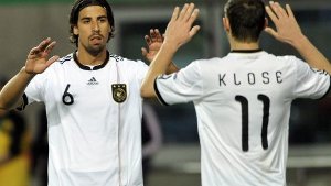 Während Sami Khedira (links) auf schnelle Genesung hofft, fällt Miroslav Klose für die EM-Qualifikationsspiele aus. Foto: dpa