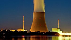 Eon-Kernkraftwerke Isar 1 und 2 im Abendhimmel Foto: dpa