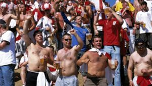 Englische Fans fielen  in der Vergangenheit immer wieder negativ bei Turnieren auf. Oft war Alkohol im Spiel. (Archivbild) Foto: imago/Werner Otto