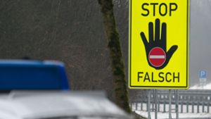 An der Anschlussstelle Schwarzenfeld stoppte die Polizei die Irrfahrt des 85-Jährigen schließlich - nach mehr als acht Kilometern (Symbolfoto). Foto: picture alliance / dpa/Armin Weigel