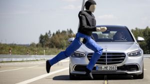 Unfall-Simulationen mit Crashtest-Dummys zeigen, welche Verletzungen ein Mensch bei einer Kollision erleiden kann. Foto: picture alliance/dpa/Daimler AG