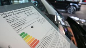 Verbraucher sollen beim Autokauf mit einem neuen Pkw-Label künftig unter anderem besser über den Verbrauch und die Emissionen ihres potenziellen Neuwagens informiert werden. Foto: Bernd Weißbrod/dpa