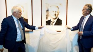 Enthüllung: Frank Nopper (rechts) und Fritz Kuhn geben den Blick auf das Porträtfoto des früheren OBs Kuhn frei. Foto: Lichtgut//Piechowski