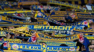 Zwei Spieler von Eintracht Braunschweig wurden bedroht. (Symbolbild) Foto: dpa/Swen Pförtner