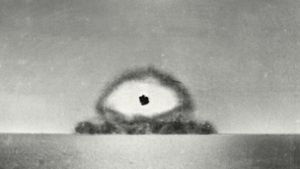 Ein Feuerball in der Wüste: nach der Detonation kam der atomare Niederschlag Foto: AP