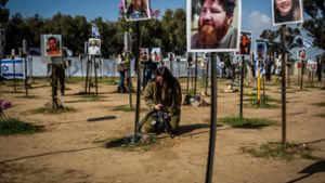 Überlebende und Angehörige der Opfer auf dem Gelände des Musikfestivals Supernova, einem der Orte des brutalen Terrorangriffs der Hamas vom 7. Oktober 2023. Foto: Ilia Yefimovich/dpa