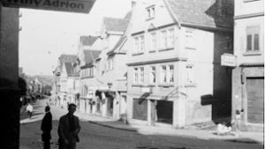 Ein Blick in die Stuttgarter Straße an der Ecke Hohewartstraße. In der Bildergalerie machen wir einen Spaziergang durch die Straße im Spätsommer 1942. Foto: Stadtarchiv/FN250-101