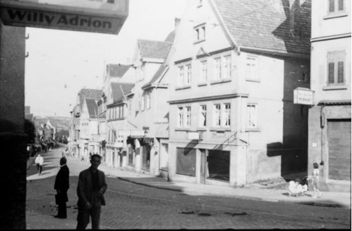 Ein Blick in die Stuttgarter Straße an der Ecke Hohewartstraße. In der Bildergalerie machen wir einen Spaziergang durch die Straße im Spätsommer 1942. Foto: Stadtarchiv/FN250-101