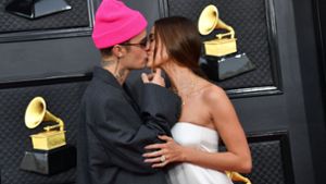 Viel Stoff zwischen zwei Menschen: Justin Bieber  und seine Ehefrau, das Model Hailey Bieber. Foto: AFP/ANGELA WEISS