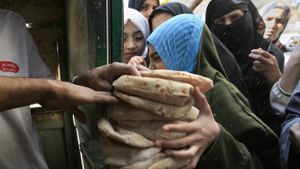 Der tägliche Kampf um subventioniertes Brot in Kairo. Foto: AFP