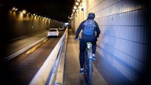 Für Radfahrer ist wenig Platz im Flughafentunnel. Foto: red