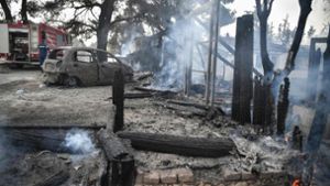 Mehr als 80 Häuser sind den Flammen in Athen seit Dienstag bereits zum Opfer gefallen. Foto: AFP/LOUISA GOULIAMAKI