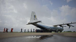 In Myanmar ist möglicherweise eine Militärmaschine abgestürzt. Das Foto zeigt ein Flugzeug ähnlichen Typs. Foto: AFP