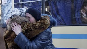 Viele Anwohner verlassen die umkämpften Gebiete in der Ostukraine. Foto: dpa