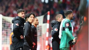 Traten nach der Pleite geschlossen vor die mitgereisten Fans: Die Spieler des VfB Stuttgart. Foto: Pressefoto Baumann/Cathrin Müller