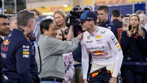 Red-Bull-Teamchef Christian Horner (l) und Red-Bull-Miteigentümer Chalerm Yoovidhya sprechen mit Max Verstappen. Foto: Darko Bandic/AP/dpa