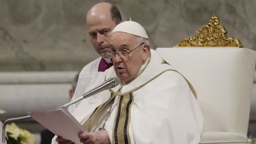 Papst Franziskus nimmt an der Christmette im Petersdom im Vatikan teil. Foto: dpa/Gregorio Borgia