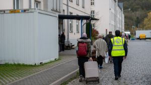 Geflüchtete kommen an einer Asylunterkunft in Trier an. Vor dem Spitzentreffen von Bund und Ländern hat der Städtetag auf die Probleme bei der Unterbringung von Geflüchteten hingewiesen. Foto: Harald Tittel/dpa