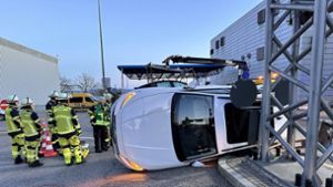 Durch einen Unfall am Stuttgarter Flughafen kippte eines der beteiligten Fahrzeuge auf die Seite. Foto: 7aktuell.de/Alexander Hald