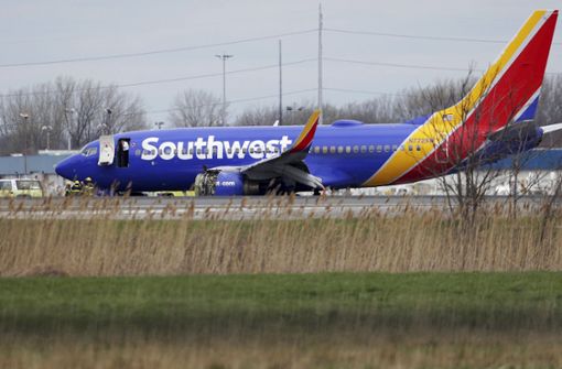 Die Maschine der Fluggesellschaft Southwest Airlines musste wegen eines Triebwerkschadens notlanden. Foto: The Philadelphia Inquirer/AP