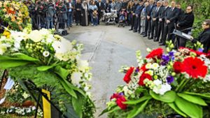 Angehörige von NSU-Opfern und Vertreter von Polizei und Politik trauern im April 2017 bei der Gedenkfeier zum 10. Todestag der ermordeten Polizistin Michèle Kiesewetter in  Heilbronn. Foto: dpa/Christoph Schmidt